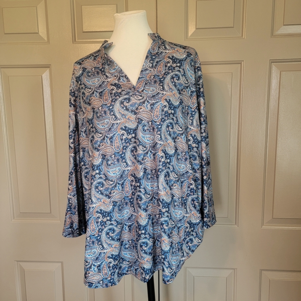 *Ladies plus size blue paisley tunic.